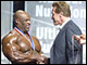 Nur von Gerüchten angekündigt erschien der 7-fache Mr. Olympia Sieger und Gouverneur Schwarzenegger zur Siegesehrung.