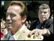Schwarzenegger hat sich im Wahlkampf in Kalifornien durch einen Eierwurf nicht irritieren lassen.